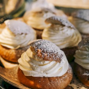 Mmm.. need kaua oodatud vastlakuklid!
Nüüd on see aeg käes, kui saab ninad vahukooreseks ja suu magusaks 😋  Leia värsked vastlakuklid pirni-mustsõstra moosiga või ilma moosita meie Pärnu maantee ja Järve Ampsust. Ära unusta ühte ka enda sõbrale viimast, sest jagatud rõõm on poole suurem! 🙌  Alates tänasest on Järve Ampsus ka vastlapäeva ja EV pakkumine:
🥣 Hernesupp suitsulihaga
🍲 Leivakausis küpsetatud kruubipuder suitsutatud seapõsega
🥞 Vastlapäeva pannkook  #ampskohvik #vastlapäev #hernesupp #vastlakukkel