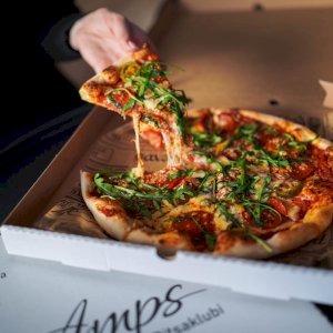 Amps on ikka avatud - nii kohapeal söömiseks kui ka koju tellimiseks! 🙌 Meie kõrvalnaaber Järve Selver on uuendustööde tõttu suletud 15.03-16.05. See Järve Ampsu ei sega, meie juurde saab ikka sööma tulla.  Ära unusta ka võimalust toitu kaasa tellida: helista 📞 667 3683 ja edasta oma soovid.  #pitsa #tellikoju #midasüüa #amps